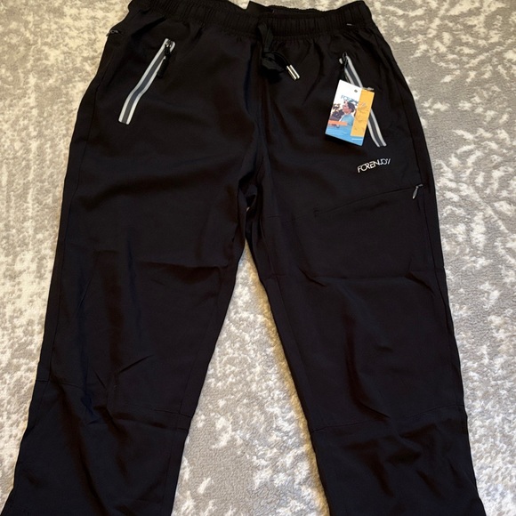 Black Forenjoy capris with Zipper Pockets - Picture 1 of 2